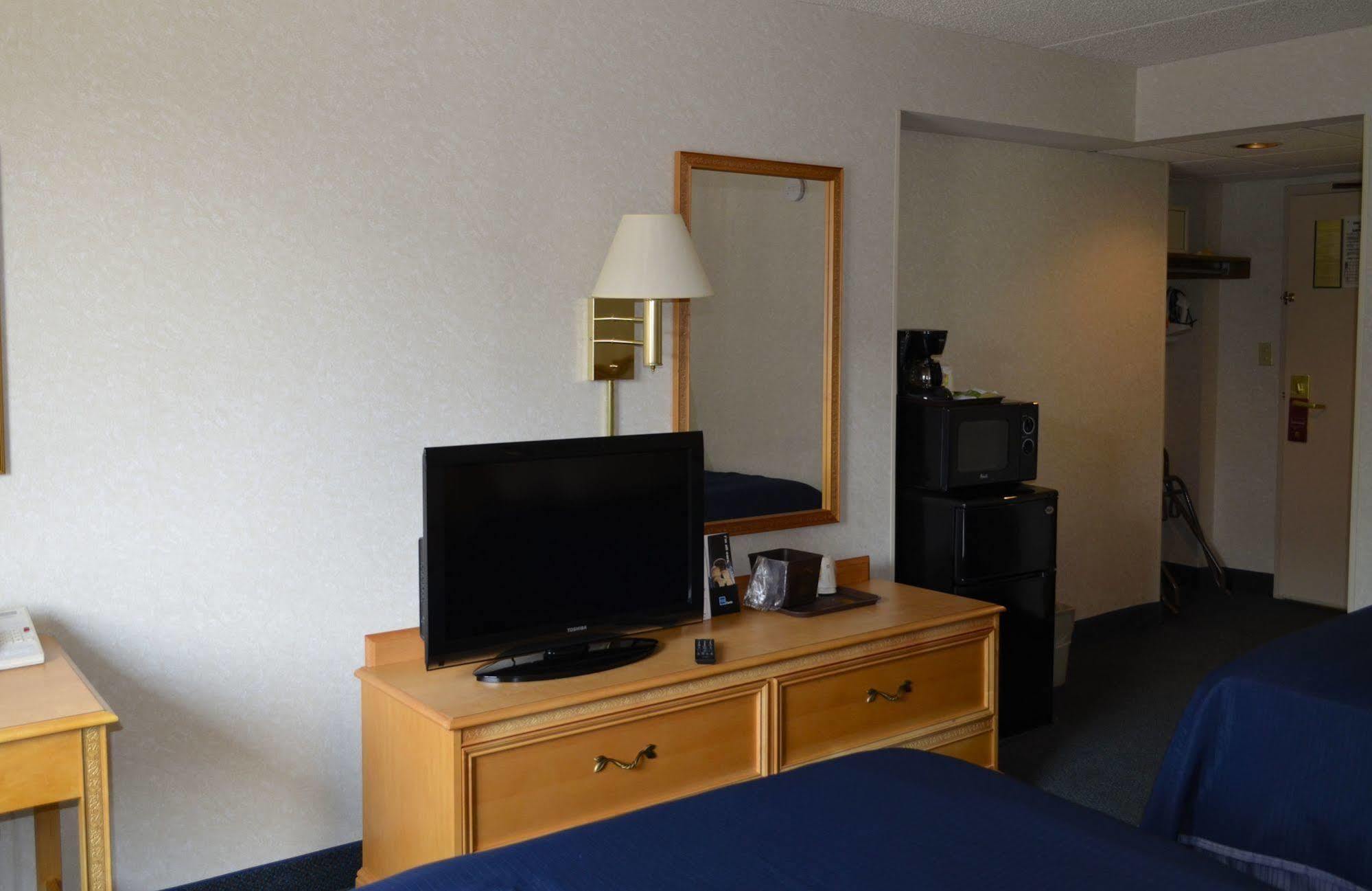 Super 8 by Wyndham Frederick Hotel Eksteriør billede
